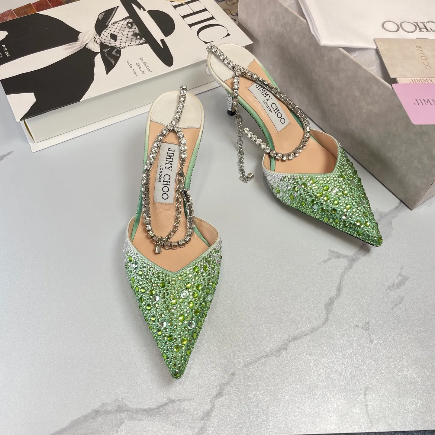 💕💕Factory direct selling price p680💕💕Jimmy Choo/Jimmy Choo classic diamond chain pointed toe crystal high-heeled sandals. Excellent crystal shoes, so beautiful that you can't take your eyes away. The shoe shape is very delicate and not too narrow and long. The internal space is enough to allow your toes to relax enough. The rhinestones outline a charming arc on the instep. It is simply beautiful. It has a 360-degree surrounding fairy atmosphere. Gorgeous without being exaggerated! ! The fabric is made of imported silk, with imported sheepskin lining. Customized A-grade Italian genuine leather sole. Heel height: 6.5 or 8.5. Size: 35-40 (41, 42, 43 customized, non-refundable)